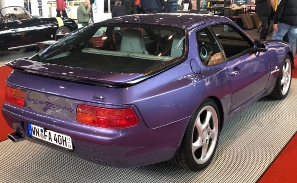 Този автомобил привлече вниманието и заради цвета си. Нюанси на лилаво като „виолетово синьото“ за Porsche са твърде женствени на пръв поглед, но именно те правят впечатление.

Този екземпляр е доставен на центъра на Porsche в Бремен на 27 февруари 1992 година. Има електрически регулируеми и отопляеми кожени седалки в светло сиво, подвижен изскачащ покрив, автоматичен климатроник, допълнителен усилвател и десет високоговорителя. Алуминиевите джанти в дизайн на чаша поддържат мощния външен вид. Отпред гумите са 225/45 ZR 17, а отзад 255/40 ZR 17.

Под капака има не само обичайният 3,0-литров четирицилиндров двигател с 240 коня, но и цветова изненада - собственикът също е боядисал капака на клапаните във виолетово.